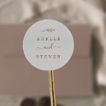 Sticker Rond Feuille minimale | Boho Crème Mariage Enveloppe Ph<br><div class="desc">Ces enveloppes de mariage de crème de saumure de feuilles minimales sont parfaites pour un mariage de saumure. Le design se compose d'une simple silhouette de feuille de verdure en orange brûlé terreux sur un arrière - plan crème au style bohème minimaliste du désert. Personnalisez le étiquette avec les noms...</div>