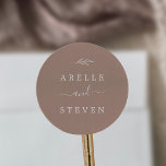 Sticker Rond Feuille minimale | Enveloppe Mariage neutre<br><div class="desc">Ces enveloppes mariages neutres minimes sont parfaites pour un mariage de saumons. Le design se compose d'une simple silhouette de feuille de verdure dans un ton naturel terreux avec un style bohème minimaliste du désert. Personnalisez le étiquette avec les noms du couple.</div>