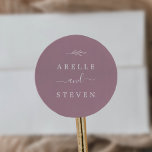 Sticker Rond Feuille minimale | Mauve Mariage Enveloppe sceaux<br><div class="desc">Ces enveloppes de mariage de mauve foliaire minimales sont parfaites pour un mariage de boho. Le design se compose d'une simple silhouette de feuilles de verdure,  dans une couleur romantique violet rose avec un style minimaliste bohème de jardin. Personnalisez le étiquette avec les noms du couple.</div>