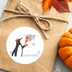 Sticker Rond Feuilles d'érable d'automne et manchot drôle migno