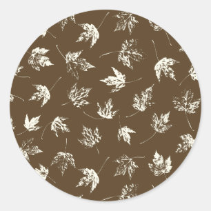 Sticker Rond Feuilles d'érable d'automne sur brun - motif sans