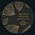 Sticker Rond Feuilles d'or sur Black Elegant Wedding Favor<br><div class="desc">Feuilles d'or sur Stickers Black Elegant Wedding Favor. Éléments correspondants disponibles.</div>