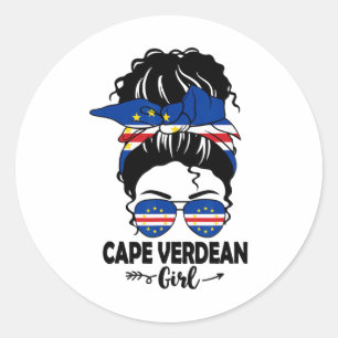 Sticker Rond Fille Cap-Verdienne Au Chignon Désordonné Et Drape
