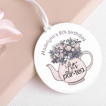 Sticker Rond Fille de théière Florale Fille d'anniversaire Tea<br><div class="desc">Améliorez la fête du thé d'anniversaire de votre fille avec nos stickers personnalisés et charmants. Dotés d'une délicieuse théière fleurie et des mots "Let's Party", ces autocollants ajoutent une touche d'élégance à votre célébration. Vous pouvez facilement les personnaliser avec le nom de la fille d'anniversaire, ce qui en fait un...</div>
