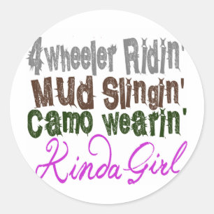 Sticker Rond fille de wearin de camo de slingin de boue de