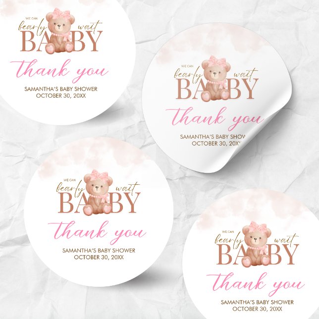 Sticker Rond Fille on peut attendre Baby shower (We Can Bearly Wait Pink Bear Baby Shower Sticker)