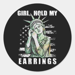 Sticker Rond Fille tenant mes boucles d'oreilles Statue Subtile