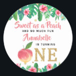 Sticker Rond Filles à la Pêche Douce 1er Anniversaire<br><div class="desc">Célébrez dans le style avec ces autocollants d'anniversaire tendance et stylés. Ce design est facile à personnaliser avec le texte de votre événement spécial et vos invités seront ravis lorsqu'ils recevront ces autocollants fabuleux.</div>