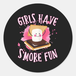 Sticker Rond Filles de camping drôles de Smores ont plus de pla