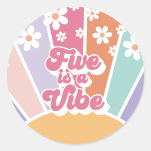 Sticker Rond Five est une Vibe Retro Sunshine Rainbow Daisy
