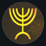 Sticker Rond Flamme de Menorah<br><div class="desc">Un rendu numérique de la menorah juive à sept branches (hébreu : מְ וֹ נ רָ ‎). La menorah à sept branches, utilisée dans le sanctuaire portatif mis en place par Moïse dans le désert et plus tard dans le Temple de Jérusalem, est un symbole du judaïsme depuis des temps...</div>