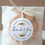 Sticker Rond Fleur de tournesol | MERCI MARIAGE<br><div class="desc">Un ensemble unique d'autocollants de Merci à thème fleuri de tournesol conçu spécifiquement pour votre mariage.</div>