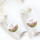 Sticker Rond Fleur rose mariage campagnard<br><div class="desc">Autocollants de mariage personnalisés avec nom de mariée et de mariée et date mariage. Aquarelle paysage de la campagne et avec des montagnes et des fleurs dans les tons rose et vert. Pour coordonner les invitations, la papeterie et le décor de jour de l'événement, veuillez consulter ma Collection Country Meadow...</div>