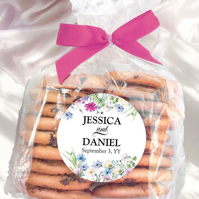 Sticker Rond Fleur sauvage Jardin Floral Nom et date du Mariage (Wedding Stickers from the Wildflower Garden Wedding Collection by Darling & May)