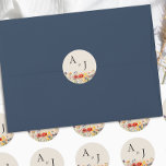 Sticker Rond Fleur sauvage rustique Monogramme Floral Mariage<br><div class="desc">Autocollants de mariage fleur sauvage rustique avec initiales de mariée et de mariée et typographie élégante pour vos enveloppes d'invitation sceaux, préférez les autocollants etc. Les autocollants ont une bordure florale de fleurs botaniques vintages vibrantes et des fleurs détaillées dans des tons chauds et neutres. Un design magnifique avec des...</div>