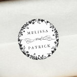 Sticker Rond Fleur sauvage  Silhouette Mariage noir et blanc<br><div class="desc">Cet élégant autocollant de mariage présente une silhouette fleur sauvage comme une couronne avec vos noms. Pour une personnalisation plus avancée de cette conception,  cliquez sur le BOUTON OUTIL DESIGN BLEU ci-dessus ! Des articles correspondants sont également disponibles.</div>