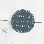 Sticker Rond Fleur sauvage Wreath Élégant mariage bleu marine<br><div class="desc">Cet élégant autocollant de mariage comporte une couronne florale avec des fleurs sauvages d'aquarelle peints à la main en rose,  jaune et vert. Pour une personnalisation plus avancée de cette conception,  cliquez sur le BOUTON OUTIL DESIGN BLEU ci-dessus !</div>