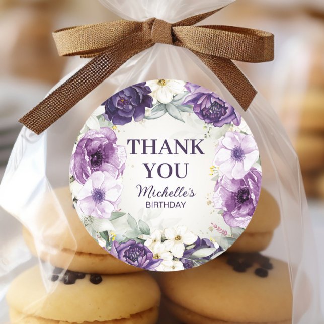 Sticker Rond Fleurs blanches violettes Paillettes Anniversaire  (Purple floral birthday party "Thank you" stickers closeup)