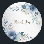 Sticker Rond Fleurs d'Aquarelle bleu Dusty Silver Elégant<br><div class="desc">Sticker Argent Classique Classique Rond À Couleur Aquarelle Bleue Foncé. Unique,  beau,  design élégant. Facile à personnaliser. Vous pouvez modifier le style de police,  la taille et les couleurs. Des éléments correspondants sont disponibles.</div>
