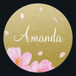 Sticker Rond Fleurs de cerisier roses de Sakura sur le nom de<br><div class="desc">Ce modèle assez floral d'autocollant comporte votre nom accentué par les fleurs de cerisier japonaises. Ces Sakura sensible sur une base graduée chic d'or rendent cette conception parfaite pour utiliser-et quotidien que cela fonctionne également bien avec des enveloppes pour des mariages, des obtentions du diplôme et d'autres occasions spéciales. Nous...</div>