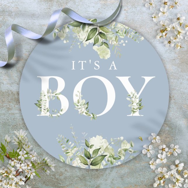 Sticker Rond Fleurs de verdure Bleu poussiéreux C'est un garçon (Greenery Floral Dusty Blue Its A Boy Baby Shower Classic Round Sticker)