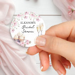 Sticker Rond Fleurs roses Lunettes de Champagne et Cupcakes<br><div class="desc">stickers de douche nuptiale au champagne. Ce design délicat présente des verres à champagne, des cupcakes et des fleurs roses, avec une typographie manuscrite sucrée. Parfait pour les douches nuptiales roses, pétales ou perles et thèmes de processeur, brunch et bulle, thé de l'après-midi etc. Veuillez naviguer dans ma collection de...</div>