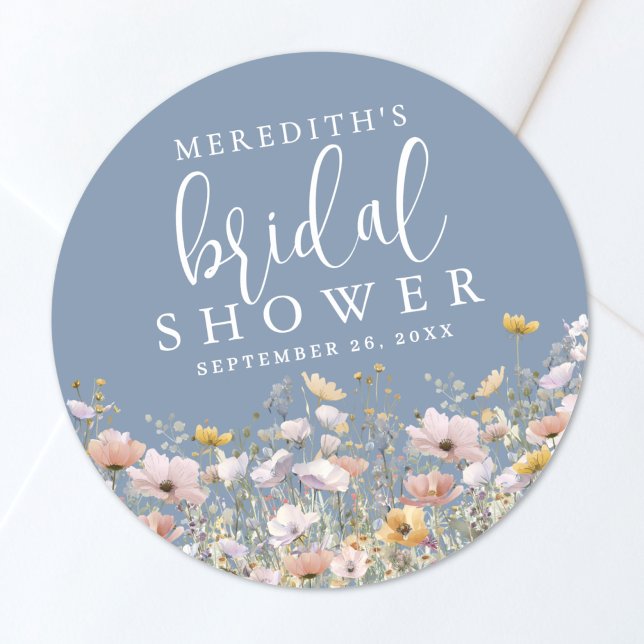 Sticker Rond Fleurs sauvages Fête de mariage poussiéreuse bleu (Wildflower Dusty Blue Bridal Shower Classic Round Sticker)