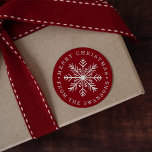 Sticker Rond Flocon de neige de Noël personnalisé<br><div class="desc">Cachez vos cartes de Noël et vos cadeaux avec ces autocollants personnalisés sucrés,  avec un arrière - plan rouge de vacances avec un flocon blanc au centre,  encerclé par votre salutation personnalisée et votre(vos) nom(s). Montré avec "Joyeux Noël".</div>