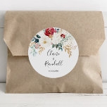 Sticker Rond Floral blanc bordeaux or<br><div class="desc">Cet autocollant rond blanc bordeaux doré classique et floral est parfait pour une réception de mariage rustique. Le design se compose de fleurs blanches,  bordeaux et dorées et de baies au feuillage vert disposées en bouquets élégants.</div>