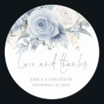 Sticker Rond Florales modernes Aimer Merci Dusty Mariage bleu<br><div class="desc">Florals modernes Aimer Merci Dusty Blue Mariage Beau été bleu clair fleurs décorent le dessus,  et Love and Thanks est dans un style informel écrit à la main dans un bleu coordonné. Personnalisez facilement vos noms et votre date de mariage.</div>