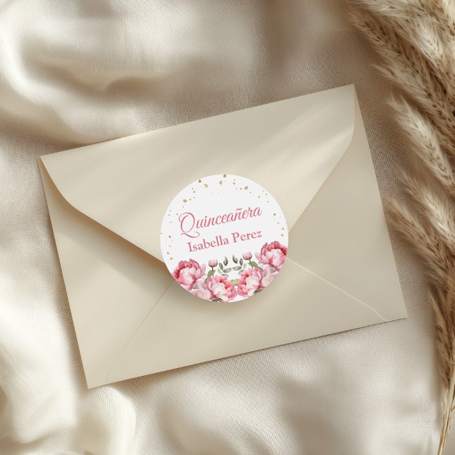 Sticker Rond Flore rose pâle et Parties scintillant or Quincean (Blush Pink Floral and Gold Glitter Quinceanera Classic Round Sticker on an elegant envelope.)