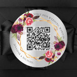Sticker Rond Flores bordeaux argenté or géométrique mariage QR<br><div class="desc">Décoré de roses de couleur aquarelle en bordeaux et rose. Un arrière - plan faux argenté. Un cadre géométrique en faux or. Ajoutez votre URL pour votre site mariage.</div>