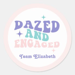 Sticker Rond Folle et Fiancée Fête de Bachelorette Rétro Groovy
