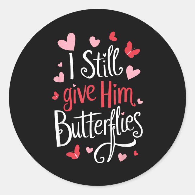 Sticker Rond For Couples _ I Still Give Him Butterflies _ Funny (Devant)