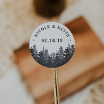 Sticker Rond Forêt d'hiver | Mariage personnalisé<br><div class="desc">Des autocollants rustiques chic pour votre extérieur,  des bois ou des mariages d'hiver aventureux comprennent une forêt de pins bleus et gris riches avec votre nom et date mariage en lettres de bloc.</div>
