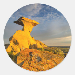 Sticker Rond Formation de Badlands sculptés dans l'herbe courte