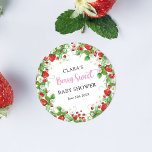 Sticker Rond Fraise Baby shower Berry Sweet<br><div class="desc">Un bébé sucré aux baies est en route ! Il s'agit d'un design mignon avec un anneau de fraises, de fleurs blanches et de verdure, complété par une amusante typographie de style manuscrit comme caractéristique de l'expression "Berry Sweet". Ces autocollants seraient parfaits pour la touche finale à l'emballage cadeau pour...</div>