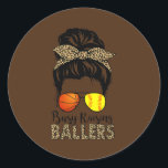 Sticker Rond Fréquente Élevage Ballers Softball Et Basketball M<br><div class="desc">Fréquenté Ballers D'Élévation Softball Et Basketball Maman Messy Bun Cadeau. Un cadeau parfait pour votre père, maman, papa, hommes, femmes, amis et membres de la famille le jour de Thanksgiving, Noël, Fête des mères, Fête des pères, 4 juillet, 1776 Jour indépendant, Fête des anciens combattants, Fête de l'Halloween, Fête de...</div>