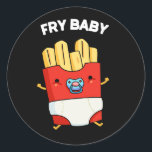 Sticker Rond Fry Baby Funny French Fries Pun Dark BG<br><div class="desc">Fry Baby Funny French Fries Pun présente un mignon pack de frites portant une petite couche et aspirant sur une suce. Un cadeau pour la famille et les amis qui mignonne frites pun alimentaire.</div>