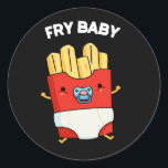 Sticker Rond Fry Baby Funny French Fries Pun Dark BG<br><div class="desc">Fry Baby Funny French Fries Pun présente un mignon pack de frites portant une petite couche et aspirant sur une suce. Un cadeau pour la famille et les amis qui mignonne frites pun alimentaire.</div>