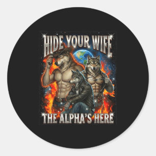 Sticker Rond Fun T-Shirt Graphique Cachez Votre Femme L'Alpha E