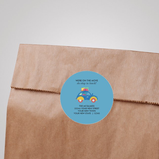 Sticker Rond Funky Car on the Move Faire-part (Funky Blue Car Moving Announcement Sticker)