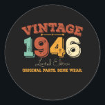 Sticker Rond Funny 79 Year Old 1946 Vintage 79th Birthday Gift<br><div class="desc">Célébrez En Style Avec Ce Cadeau D'Anniversaire Unique Et Amusant D'Inspiration Vintage! Ce Graphique D'Anniversaire Met En Lumière Parfaitement Votre Étape Spéciale. Que vous soyez âgé de 9, 21, 30, 40, 50 ans, ou que vous soyez âgé d'un autre âge, montrez fièrement votre statut légendaire avec Humour et nostalgie. Ce...</div>