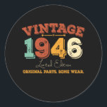 Sticker Rond Funny 79 Year Old 1946 Vintage 79th Birthday Gift<br><div class="desc">Célébrez En Style Avec Ce Cadeau D'Anniversaire Unique Et Amusant D'Inspiration Vintage! Ce Graphique D'Anniversaire Met En Lumière Parfaitement Votre Étape Spéciale. Que vous soyez âgé de 9, 21, 30, 40, 50 ans, ou que vous soyez âgé d'un autre âge, montrez fièrement votre statut légendaire avec Humour et nostalgie. Ce...</div>