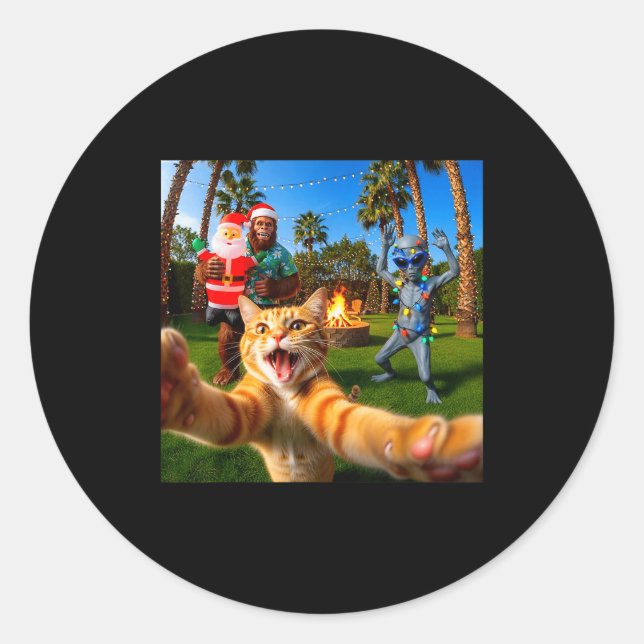 Sticker Rond Funny Christmas Cat Selfie With Bigfoot &amp; Alie (Devant)