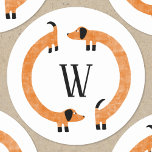 Sticker Rond Funny Dachshund Saucisse Chien Monogramme<br><div class="desc">Dachshund mignon et drôle,  chiens de saucisse ou chiens plus vierges en mouvement perpétuel. Customiser en modifiant ou en supprimant l'initiale.</div>