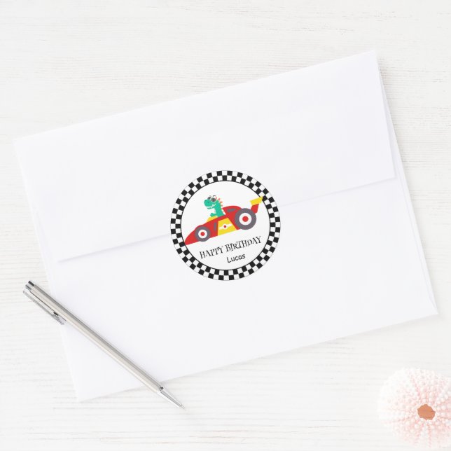 Sticker Rond Funny Dinosaur Anniversaire voiture de course garç (Enveloppe)