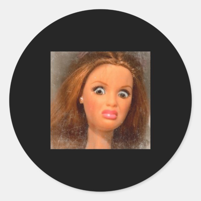 Sticker Rond Funny Disgusting Doll Face Meme  (Devant)