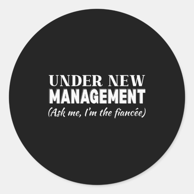 Sticker Rond Funny Fiancee Under New Management Matching Fiance (Devant)