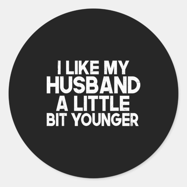 Sticker Rond Funny I Like My Husband A Little Bit Younger Humor (Devant)